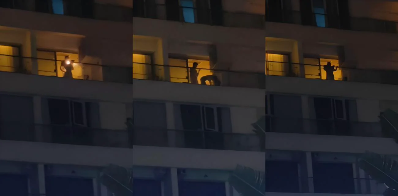 饥渴狗男女阳台偷欢为追求刺激打开手电筒引人观看，无比享受万众瞩目的感受