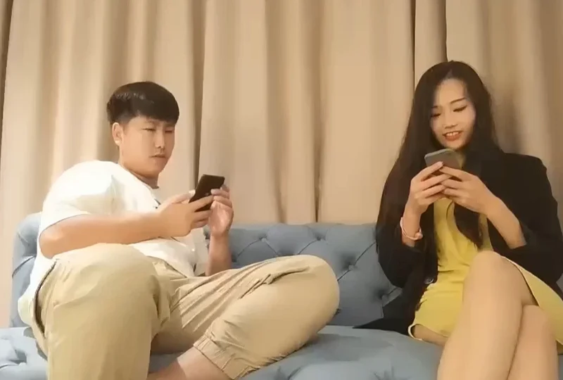 深夜场极品性感妹子舌吻口交调情扣逼自摸骑乘猛操的。！