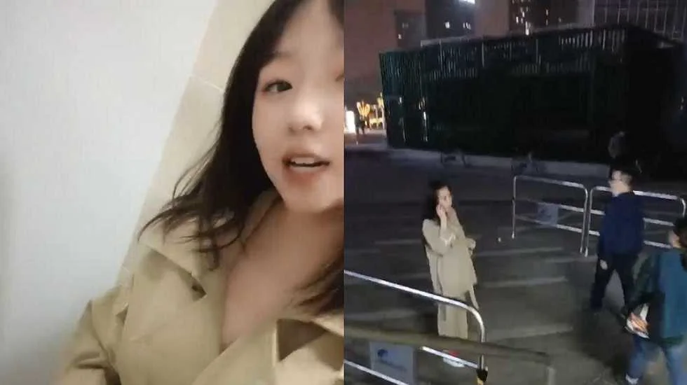 诱人的小骚逼全程露脸户外跑到公共厕所里发骚，逼逼里夹着大黑牛自慰，揉奶玩逼大黑牛摩擦阴蒂尿尿给狼友看
